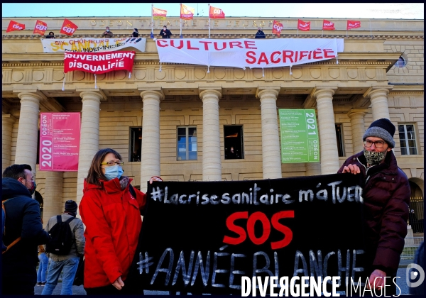 Rassemblement du monde de la culture devant le theatre de l Odéon occupé.