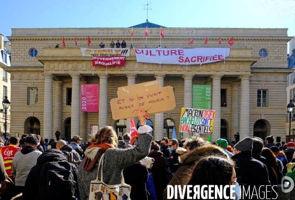 Rassemblement du monde de la culture devant le theatre de l Odéon occupé.