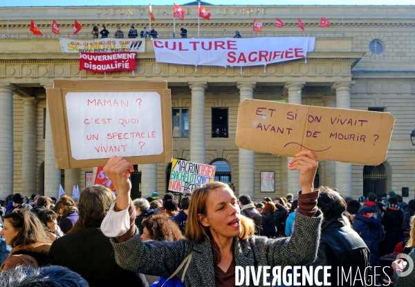 Rassemblement du monde de la culture devant le theatre de l Odéon occupé.