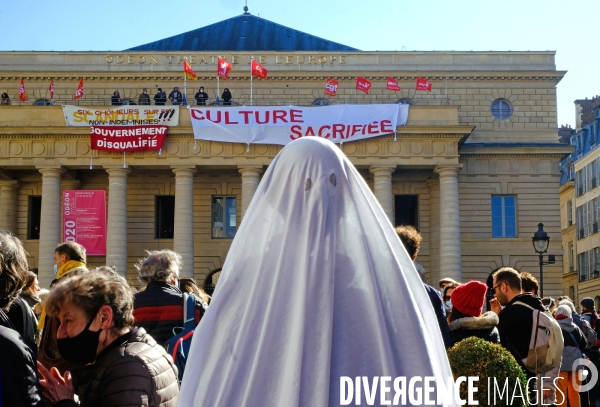 Rassemblement du monde de la culture devant le theatre de l Odéon occupé.