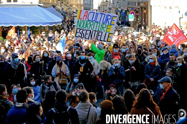 Rassemblement du monde de la culture devant le theatre de l Odéon occupé.