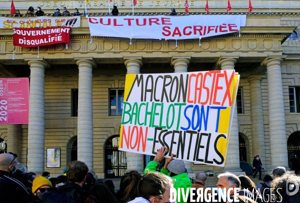 Rassemblement du monde de la culture devant le theatre de l Odéon occupé.