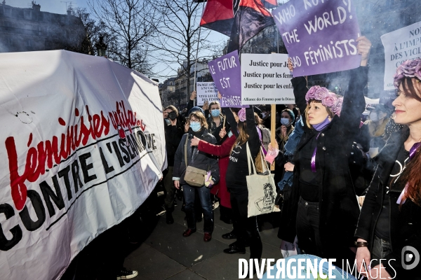 Manifestation feministe precedant la journee internationale des femmes