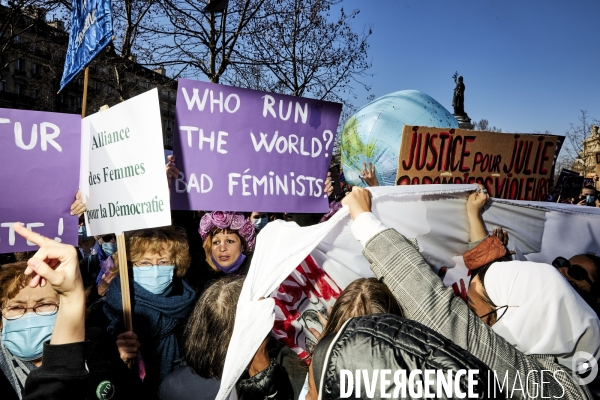 Manifestation feministe precedant la journee internationale des femmes