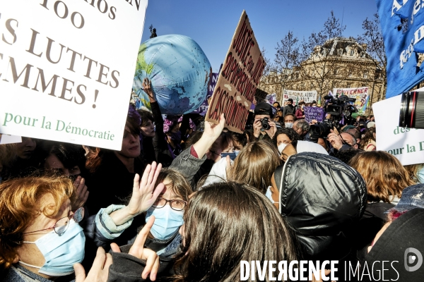 Manifestation feministe precedant la journee internationale des femmes