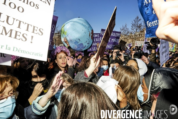 Manifestation feministe precedant la journee internationale des femmes