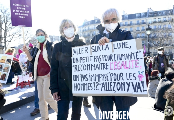 Rassemblement féministe d On arrête toutes, à Paris pour la Journée internationale des droits des femmes, le 8 Mars 2021. International women sday in Paris.