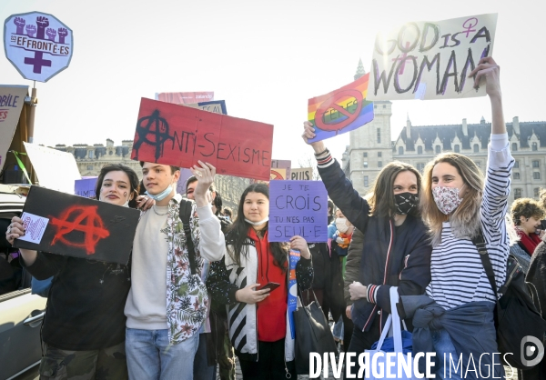 Manifestation à Paris pour les droits des femmes. la Journée internationale des droits des femmes, le 8 Mars 2021. International women sday in Paris.