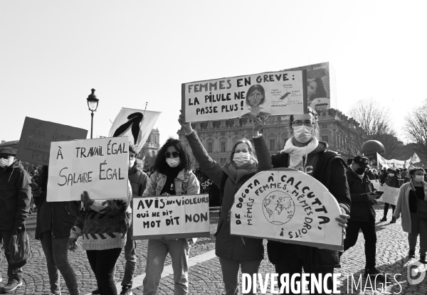 Manifestation à Paris pour les droits des femmes. la Journée internationale des droits des femmes, le 8 Mars 2021. International women sday in Paris.