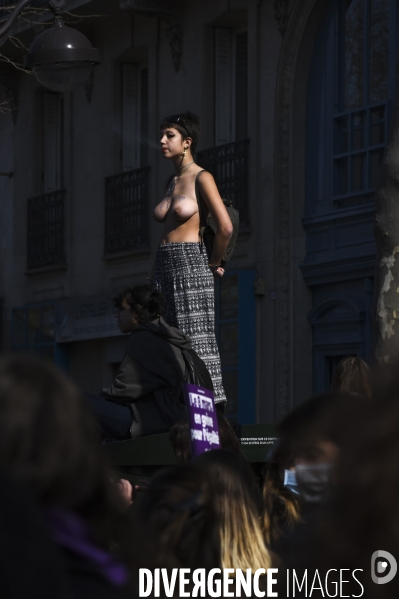 Des jeunes femmes libèrent leurs seins pour la Journée internationale des droits des femmes, le 8 Mars 2021 à Paris. Topless for International women sday in Paris.