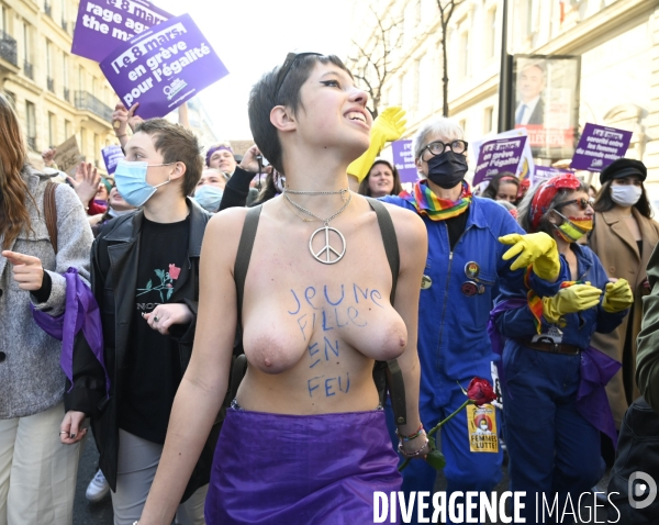 Des jeunes femmes libèrent leurs seins pour la Journée internationale des droits des femmes, le 8 Mars 2021 à Paris. Topless for International women sday in Paris.