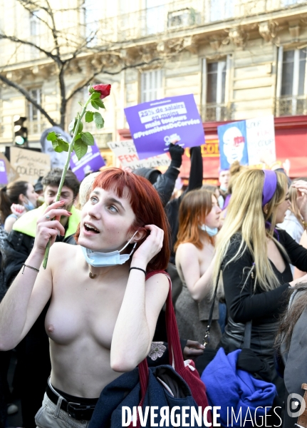 Des jeunes femmes libèrent leurs seins pour la Journée internationale des droits des femmes, le 8 Mars 2021 à Paris. Topless for International women sday in Paris.