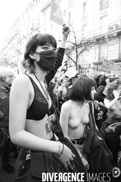 Des jeunes femmes libèrent leurs seins pour la Journée internationale des droits des femmes, le 8 Mars 2021 à Paris. Topless for International women sday in Paris.