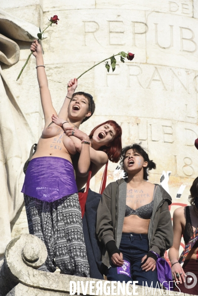 Des jeunes femmes libèrent leurs seins pour la Journée internationale des droits des femmes, le 8 Mars 2021 à Paris. Topless for International women sday in Paris.