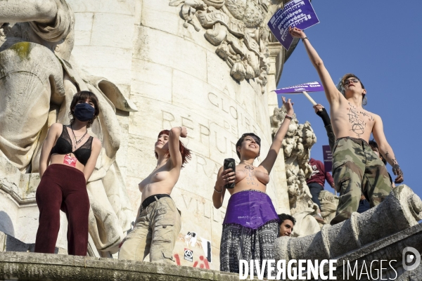 Des jeunes femmes libèrent leurs seins pour la Journée internationale des droits des femmes, le 8 Mars 2021 à Paris. Topless for International women sday in Paris.