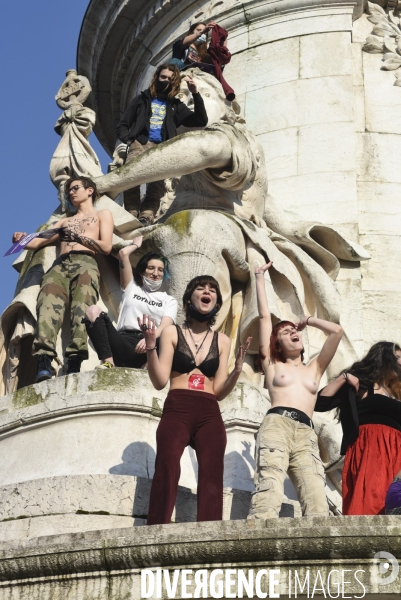 Des jeunes femmes libèrent leurs seins pour la Journée internationale des droits des femmes, le 8 Mars 2021 à Paris. Topless for International women sday in Paris.