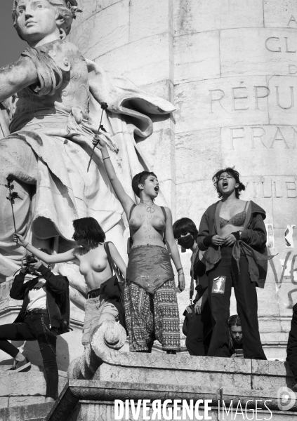 Des jeunes femmes libèrent leurs seins pour la Journée internationale des droits des femmes, le 8 Mars 2021 à Paris. Topless for International women sday in Paris.