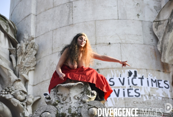 Des jeunes femmes libèrent leurs seins pour la Journée internationale des droits des femmes, le 8 Mars 2021 à Paris. Topless for International women sday in Paris.