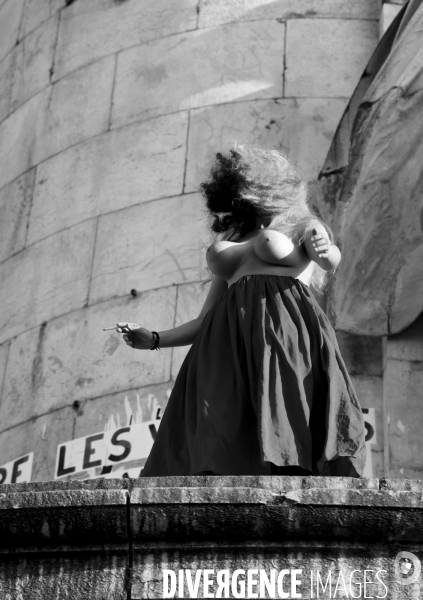 Des jeunes femmes libèrent leurs seins pour la Journée internationale des droits des femmes, le 8 Mars 2021 à Paris. Topless for International women sday in Paris.