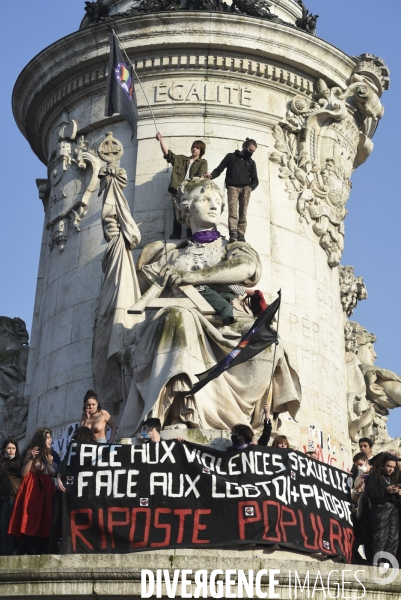 Des jeunes femmes libèrent leurs seins pour la Journée internationale des droits des femmes, le 8 Mars 2021 à Paris. Topless for International women sday in Paris.