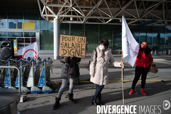 Swissport Aéroport Genève - Les employés contre les baisses de salaire