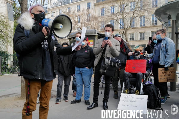 Rassemblement devant le senat pour demander la desolidarisation de l allocation adulte handicapé  pour les personnes handicapées en couple.