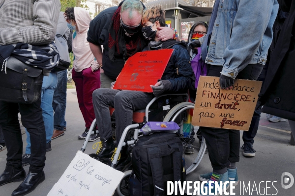 Rassemblement devant le senat pour demander la desolidarisation de l allocation adulte handicapé  pour les personnes handicapées en couple.