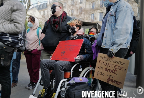 Rassemblement devant le senat pour demander la desolidarisation de l allocation adulte handicapé  pour les personnes handicapées en couple.