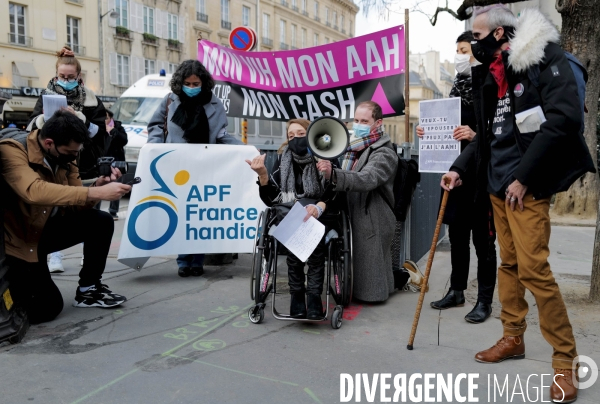 Rassemblement devant le senat pour demander la desolidarisation de l allocation adulte handicapé  pour les personnes handicapées en couple.