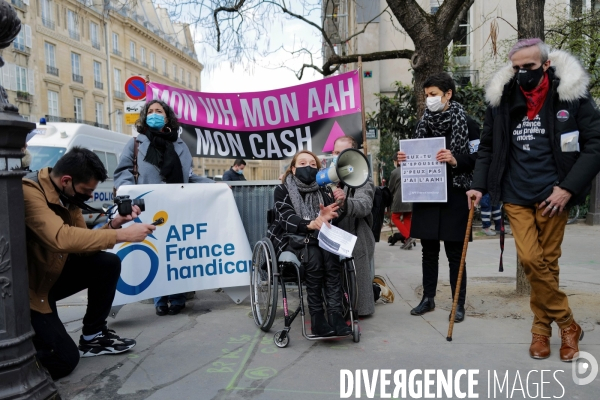 Rassemblement devant le senat pour demander la desolidarisation de l allocation adulte handicapé  pour les personnes handicapées en couple.