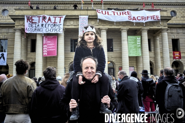 Devant le théatre de l Odeon occupé