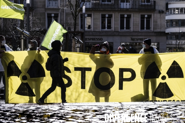 Rassemblement contre le nucléaire en présence d Eric Piolle et Julien Bayou à Rouen