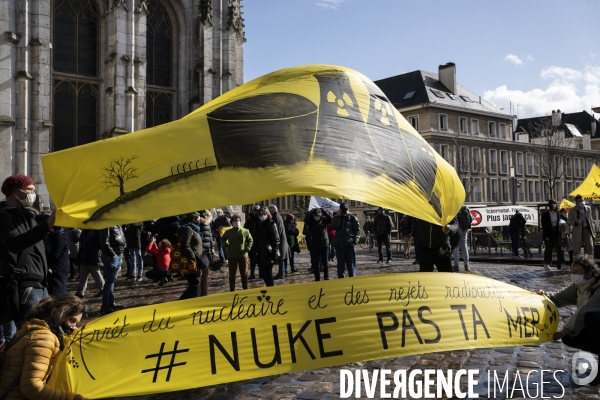 Rassemblement contre le nucléaire en présence d Eric Piolle et Julien Bayou à Rouen