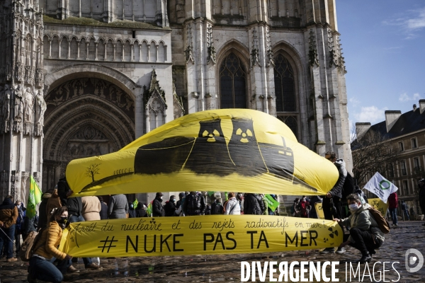 Rassemblement contre le nucléaire en présence d Eric Piolle et Julien Bayou à Rouen