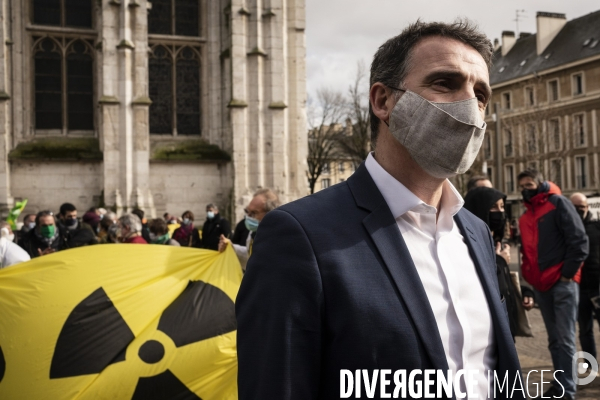 Rassemblement contre le nucléaire en présence d Eric Piolle et Julien Bayou à Rouen