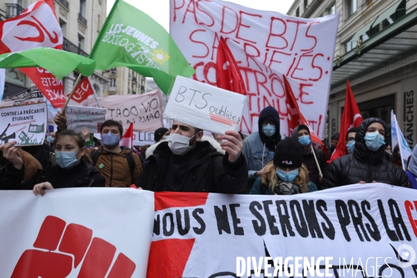 Manifestation des jeunes  pour ne pas etre la generation sacrifiee 