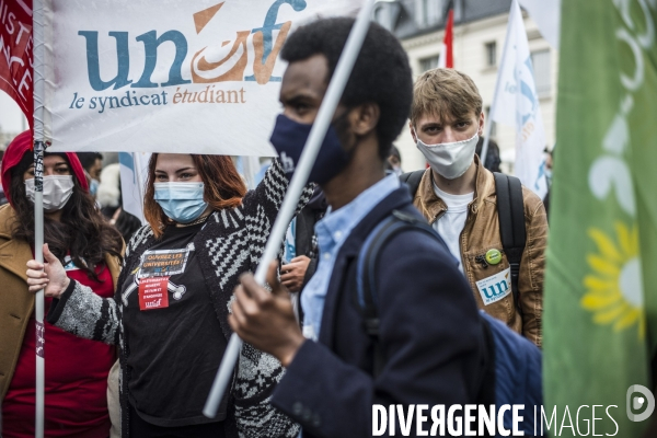 Manifestation a Paris des etudiants contre la precarite.