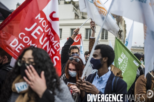 Manifestation a Paris des etudiants contre la precarite.