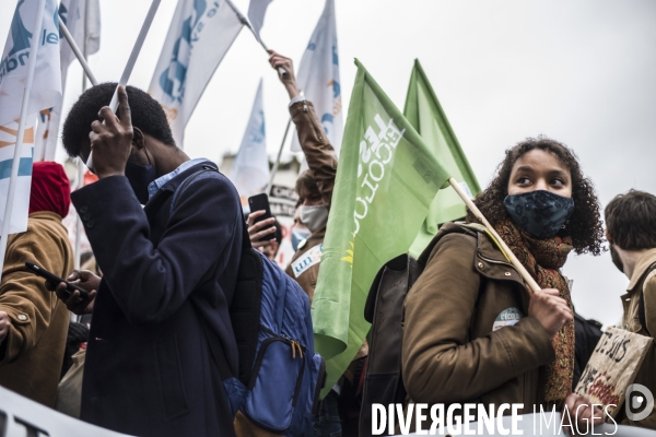 Manifestation a Paris des etudiants contre la precarite.