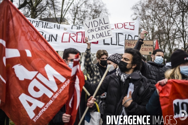 Manifestation a Paris des etudiants contre la precarite.