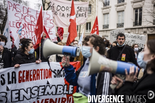 Manifestation a Paris des etudiants contre la precarite.