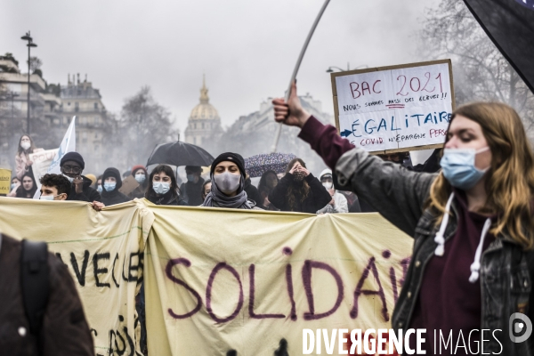 Manifestation a Paris des etudiants contre la precarite.