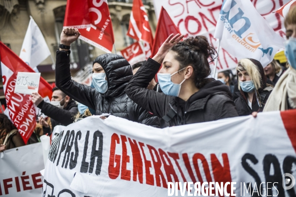 Manifestation a Paris des etudiants contre la precarite.