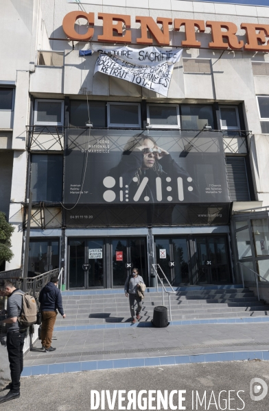 Théatre du Merlan occupé, visite de soutien du Maire de Marseille