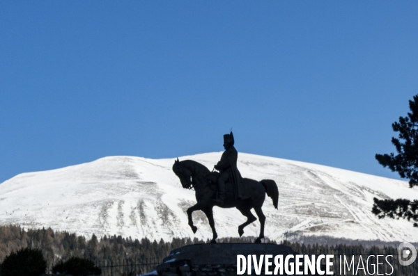 Statue equestre de Napoleon 1er dans les Alpes sur fond de neige  le long de la RN 85.