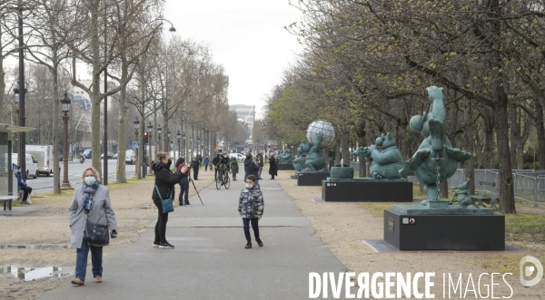 Le chat de geluck sur les champs elysees