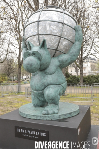 Le chat de geluck sur les champs elysees