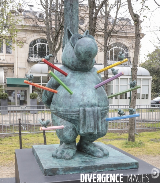 Le chat de geluck sur les champs elysees