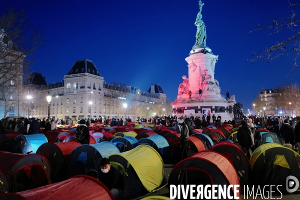 Campement de migrants installé place de la République à Paris