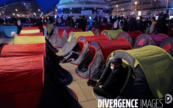 Campement de migrants installé place de la République à Paris